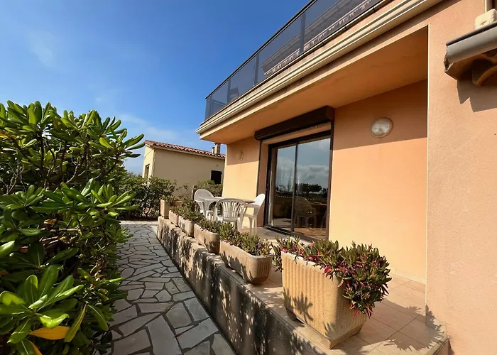 Vue Maison Individuelle 30 M De La 4 10 Couchages Jardin Parking Lxrm26 * Portiragnes